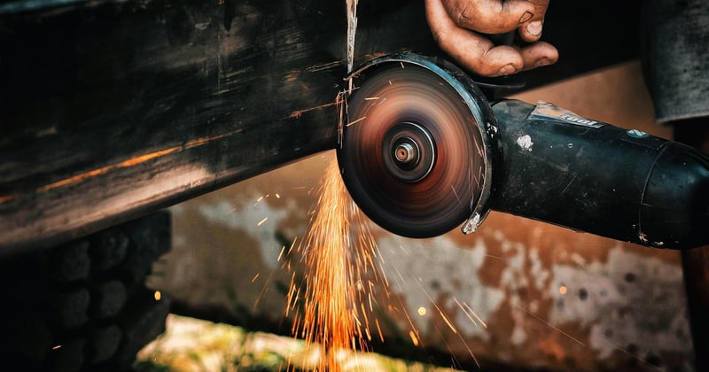 Comment poncer un volet en bois sans électricité à l’extérieur