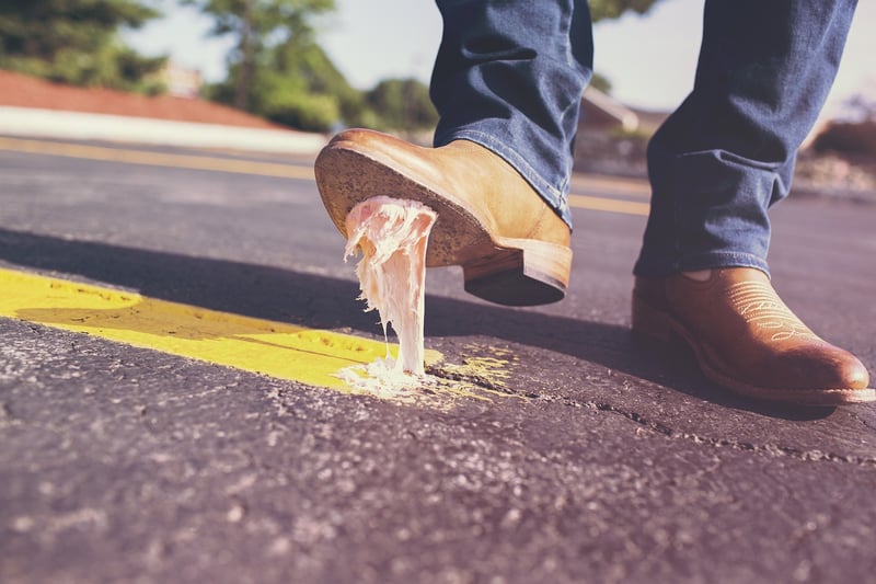 Quelle colle choisir pour un carrelage mural pas cher en 2026 : guide complet