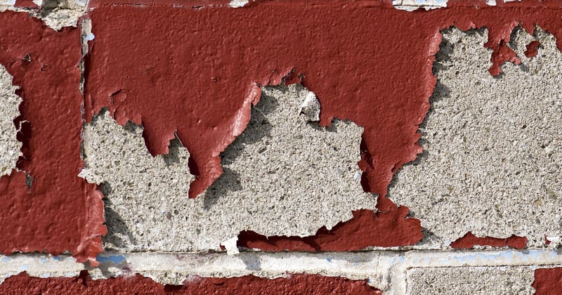 Colmater une fissure dans un mur extérieur en parpaing : la méthode simple et durable