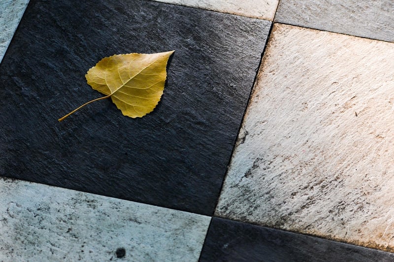 Comment poser un parquet flottant sur du carrelage abîmé en 2026 : guide pratique